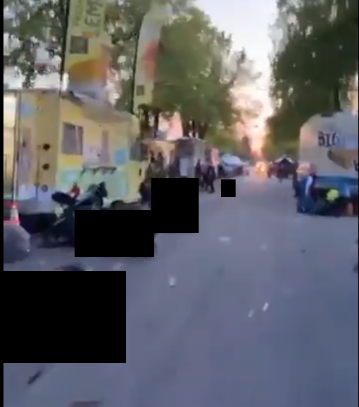 Scène chaotique après l’attaque par véhicule-bélier au festival de la Journée de Lapu Lapu à Vancouver : stands dévastés, victimes au sol, rue abandonnée.